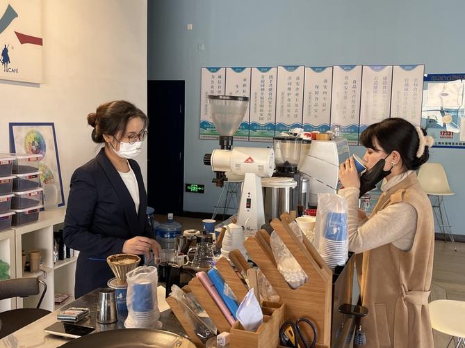 产品,还要形成其独有的文化内涵,因此少山咖啡在文化,艺术等诸多领域